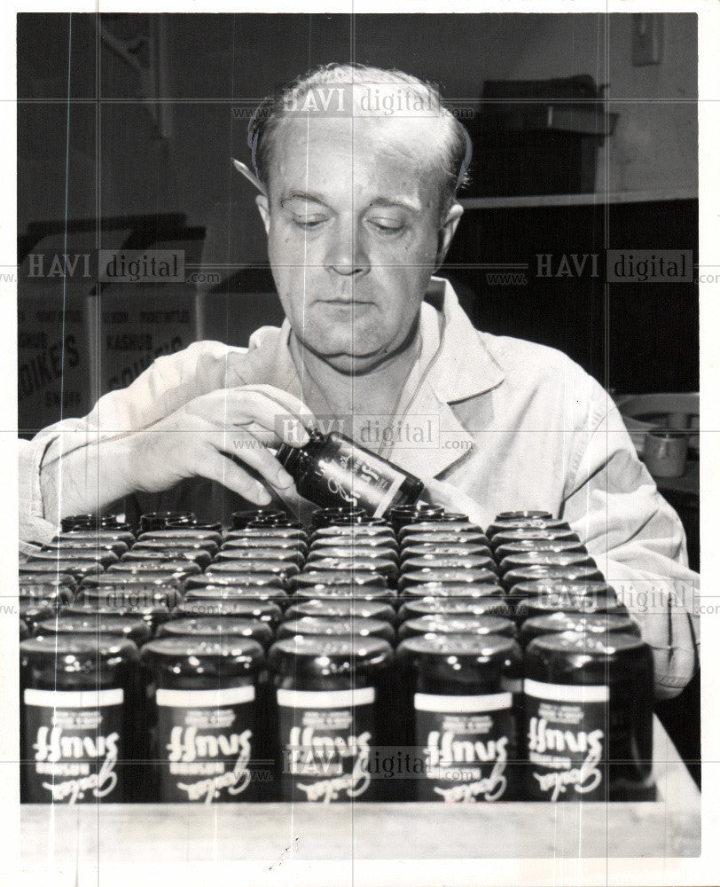 1926 Press Photo Owen Goike Snuff Bottles - Historic Images