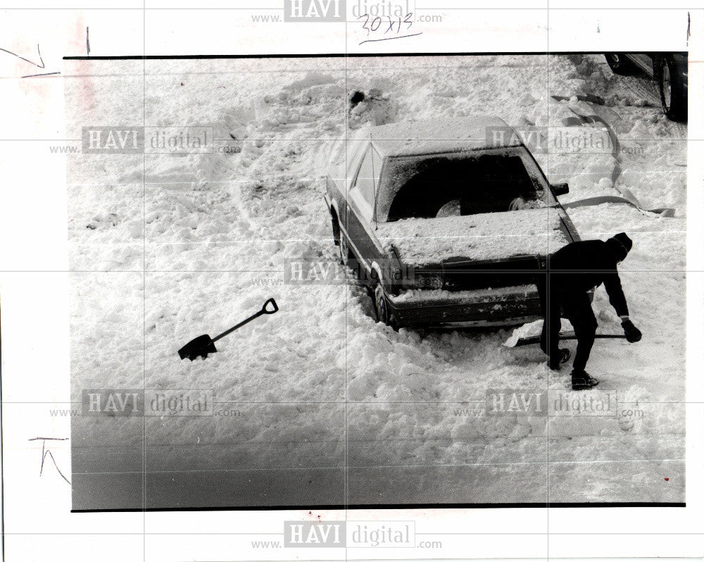 1992 Press Photo Jerry Holowicki car stuck snow digging - Historic Images