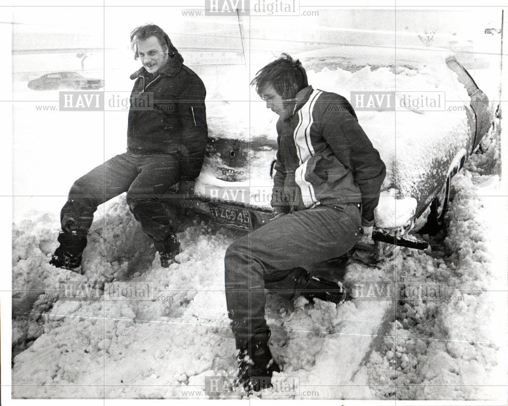 1978 Press Photo snow stork pushing stuck car - Historic Images