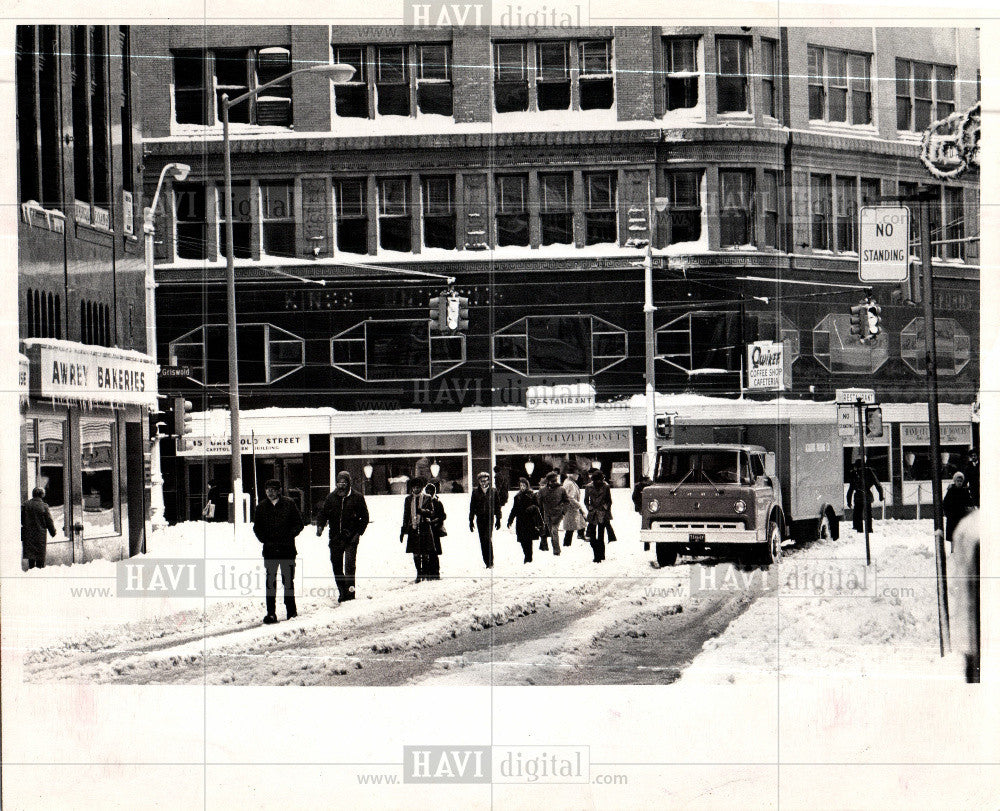 1975 Press Photo Snow Strom December 1974 - Historic Images