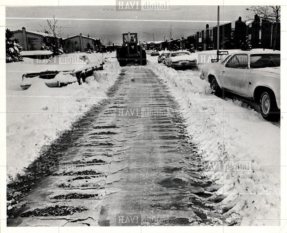 1974 Press Photo Troy Michigan Snow Storm Somerset - Historic Images