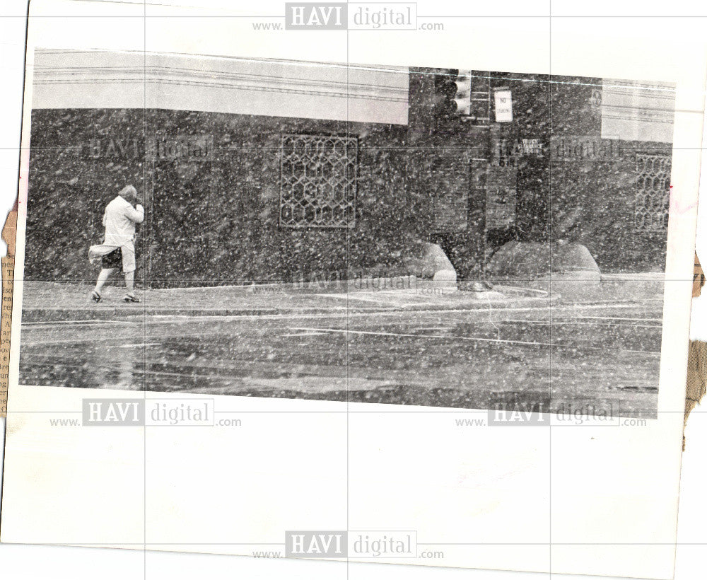 1977 Press Photo mini-blizzards downtown Detroit snow - Historic Images