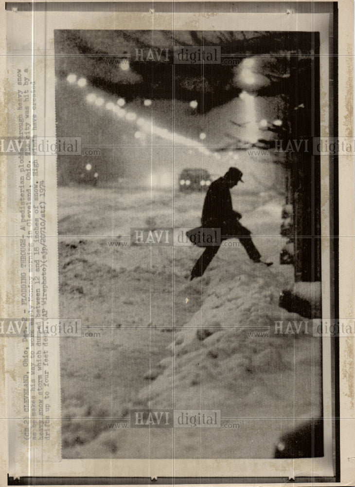 1974 Press Photo Cleveland man walks through snowdrifts - Historic Images