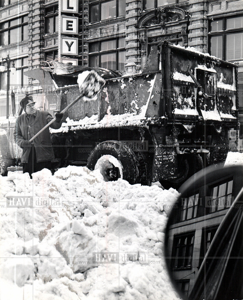 1965 Press Photo Snow Shoveling - Historic Images