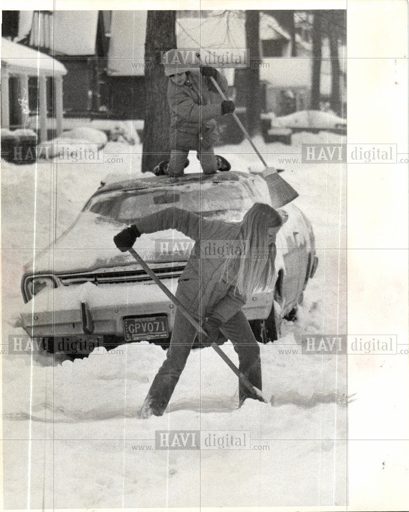 1977 Press Photo Snow Shoveling - Historic Images