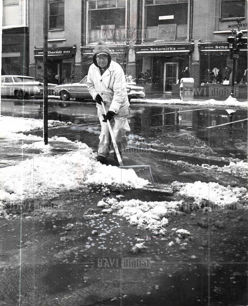 Press Photo Snow Shoveling - Historic Images