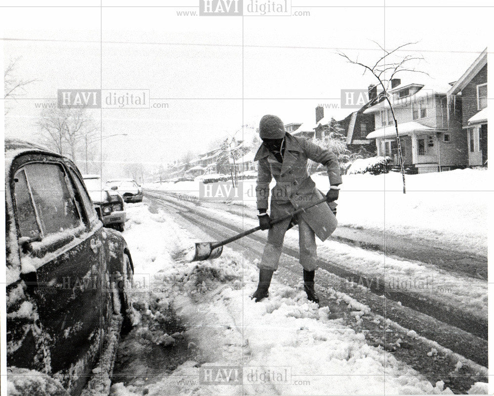 1978 Press Photo Snow Shoveling - Historic Images