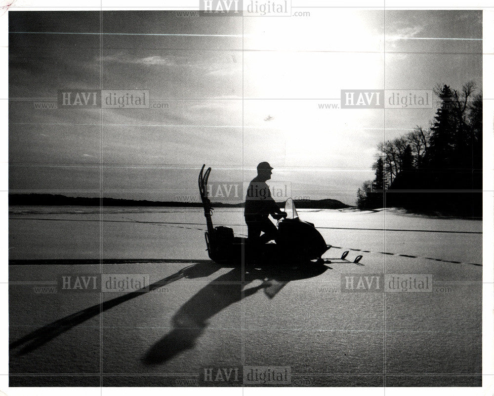 1984 Press Photo detroit camping snowmobile winter - Historic Images