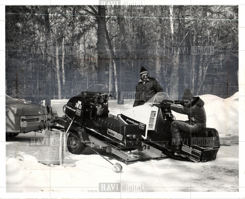 1971 Press Photo SNOWMOBILE Machine Must Fit Usage - Historic Images