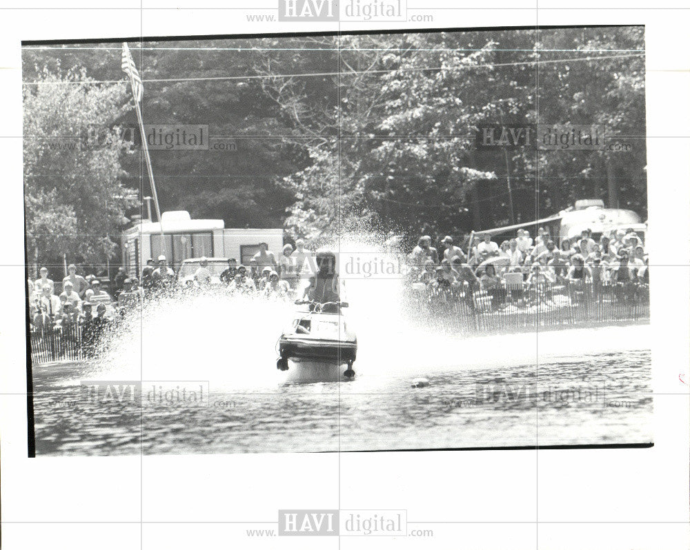 1985 Press Photo Snowmobile Racing On Water Watercross - Historic Images