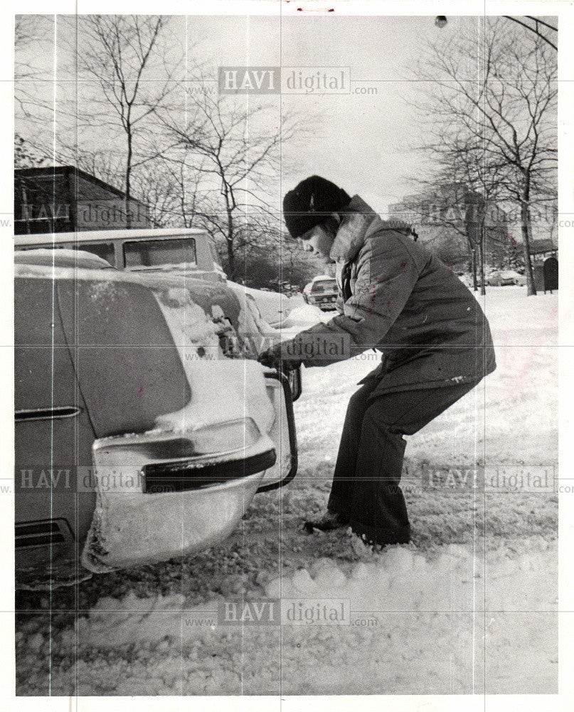 1974 Press Photo clinging car risking death - Historic Images