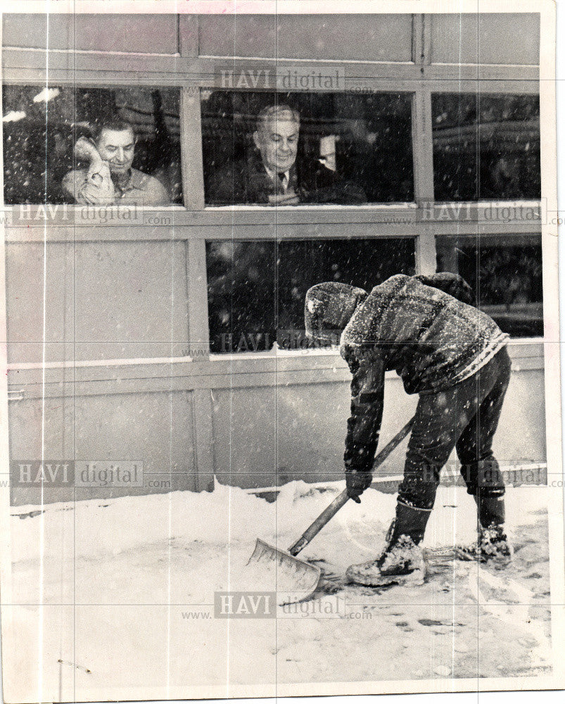 1973 Press Photo Joe Brennan Mike Haight shovel snow - Historic Images