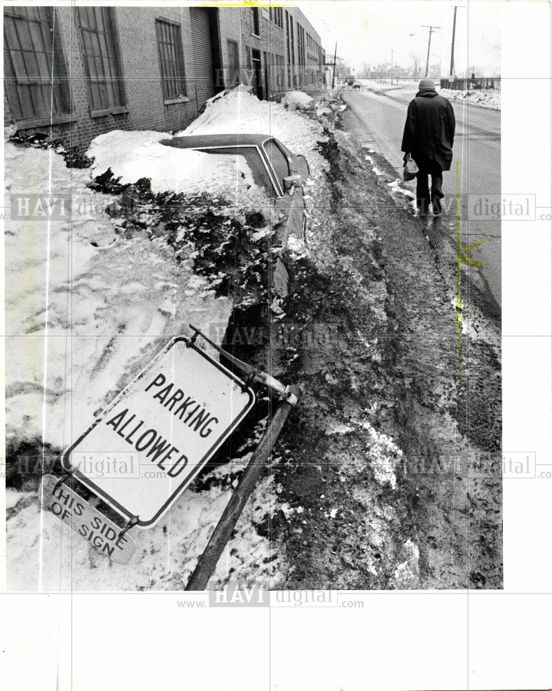 1978 Press Photo Fred Scott fallen parking sign snow - Historic Images