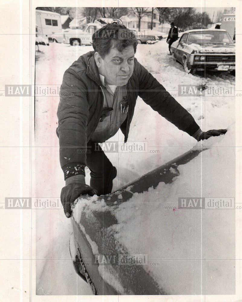 1973 Press Photo Winsell Searls Tow Truck Driver Snow - Historic Images