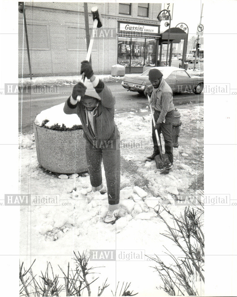 1985 Press Photo Snow Shoveling MESC Day Worker Office - Historic Images