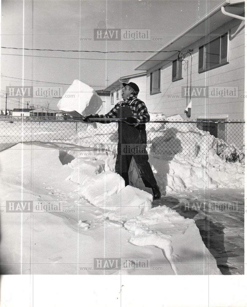 1965 Press Photo Ed Ryan shoveling snow - Historic Images