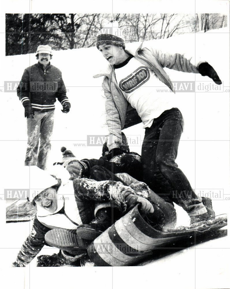 1981 Press Photo Stony Creek Hill Snow Sledding - Historic Images