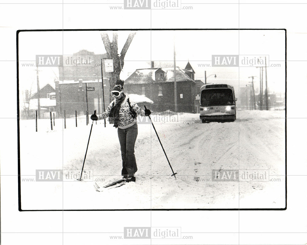 1982 Press Photo skiing city street snow winter Detroit - Historic Images