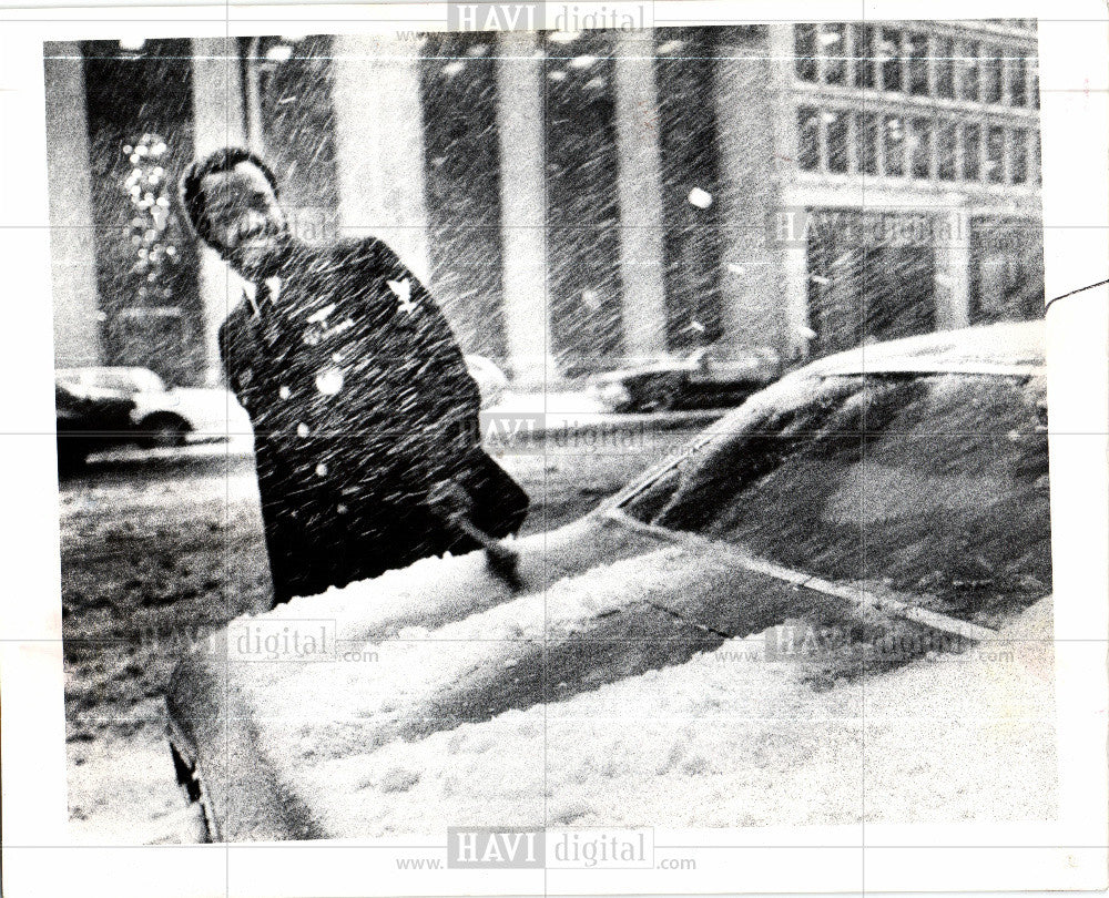 1977 Press Photo winter snow scraping storm ice vehicle - Historic Images