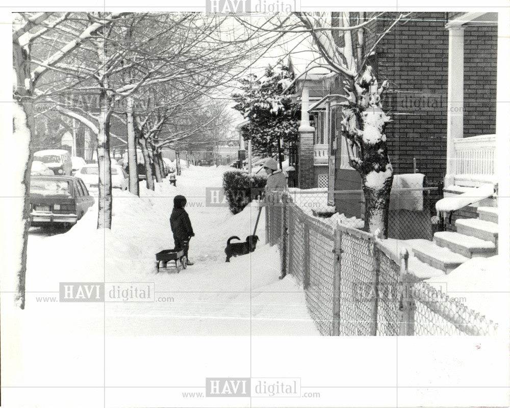 1985 Press Photo Lawndale cold blustery weather Detroit - Historic Images