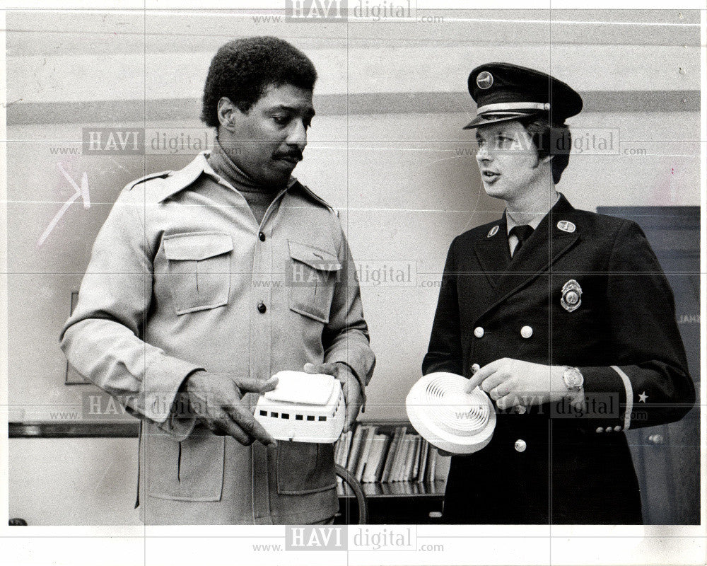 1977 Press Photo smoke detector safety fire alarm - Historic Images