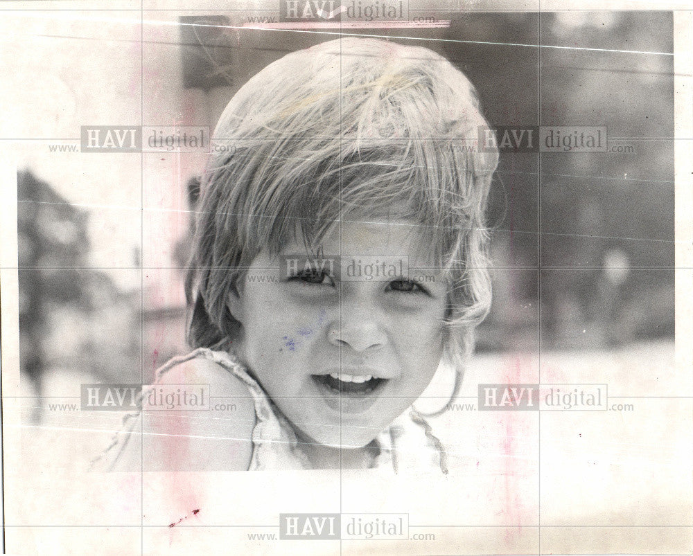 1973 Press Photo Young Girl Smile Summer - Historic Images