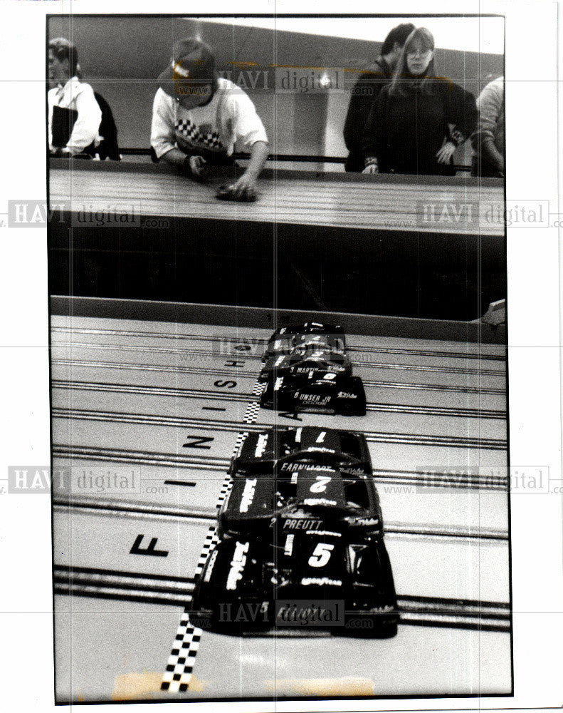 1992 Press Photo Slot car racing miniature automobile - Historic Images