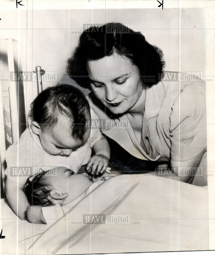 1945 Press Photo Sleeping sickness twin sisters Burdick - Historic Images