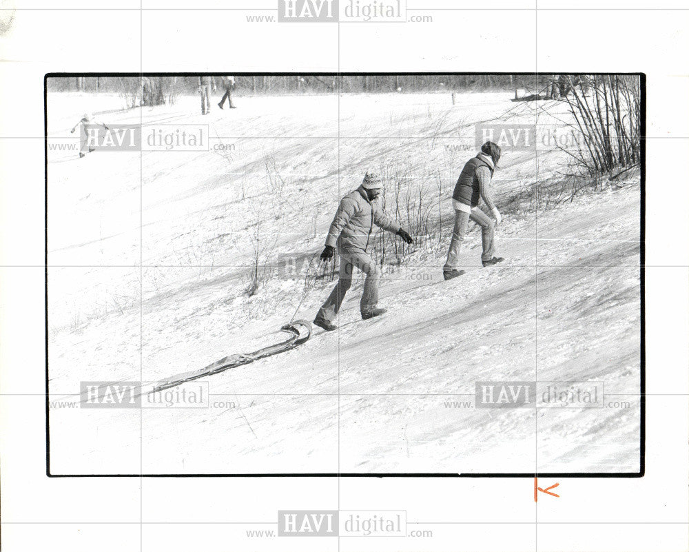 1981 Press Photo snow sledding winter fun sliding sled - Historic Images