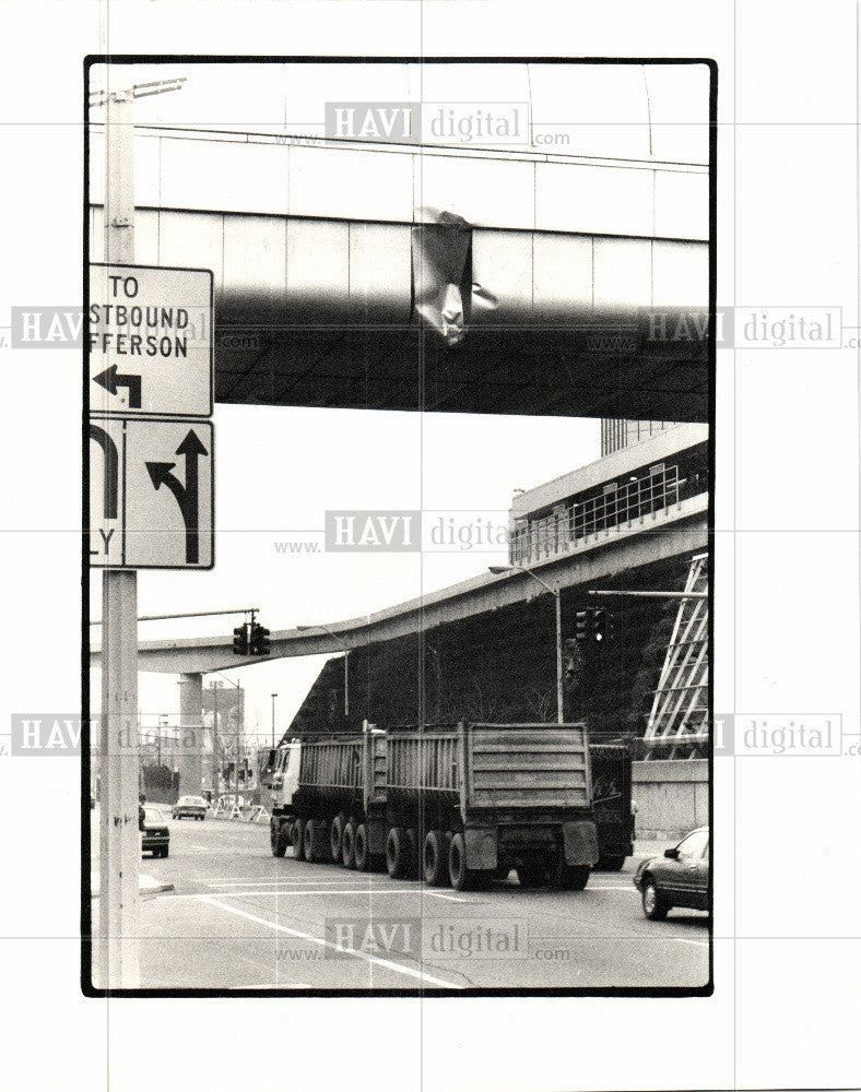 1987 Press Photo Dented skywalk in downtown Detroit - Historic Images