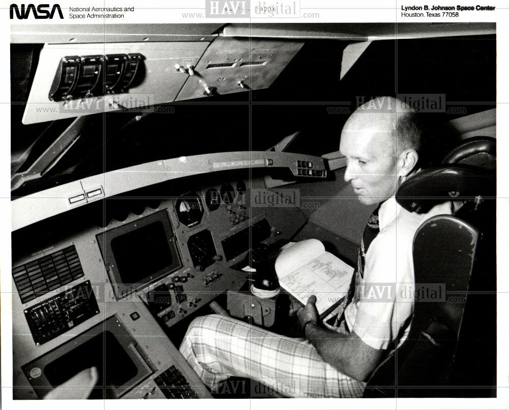 1976 Press Photo C. Gordon Fullerton astronaut shuttle - Historic Images