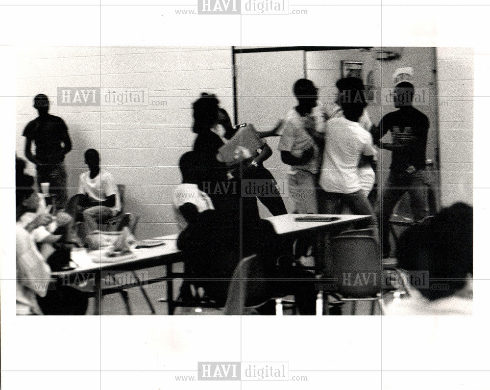 1988 Press Photo Two students scuffle lunchroom class - Historic Images