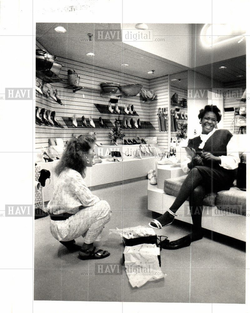 1967 Press Photo Carnaby Shoe Store Detroit women - Historic Images