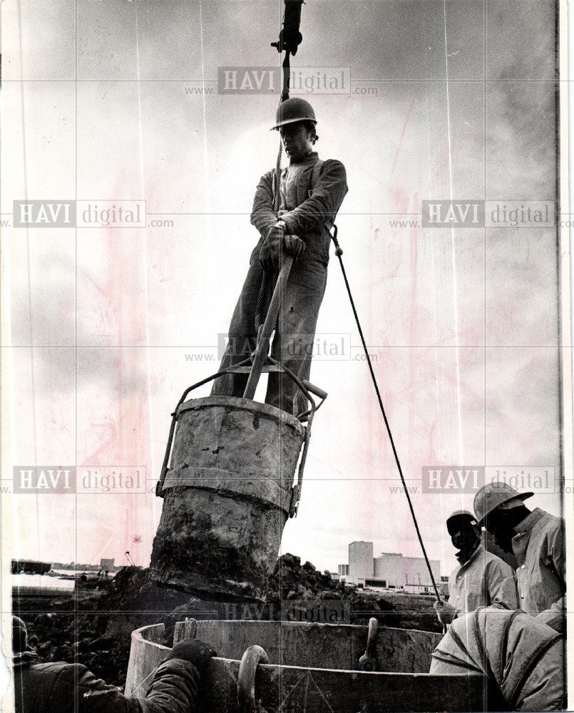 1973 Press Photo Renaissance Center soil inspector - Historic Images