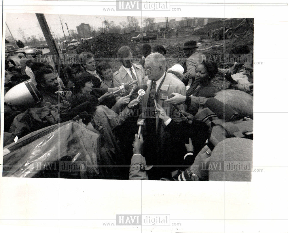 1989 Press Photo Mayor Coleman Young ground-breaking MI - Historic Images