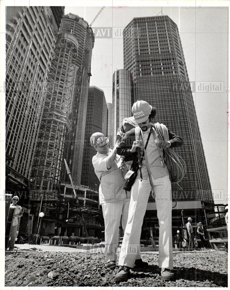1976 Press Photo Larry Stevens helps Leroy Johnson hat - Historic Images