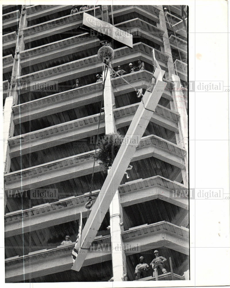 1975 Press Photo Renaissance Center Detroit topping off - Historic Images