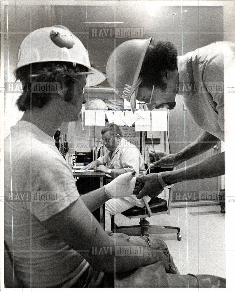 1976 Press Photo Tom Werthman Johnson Medicine Center - Historic Images