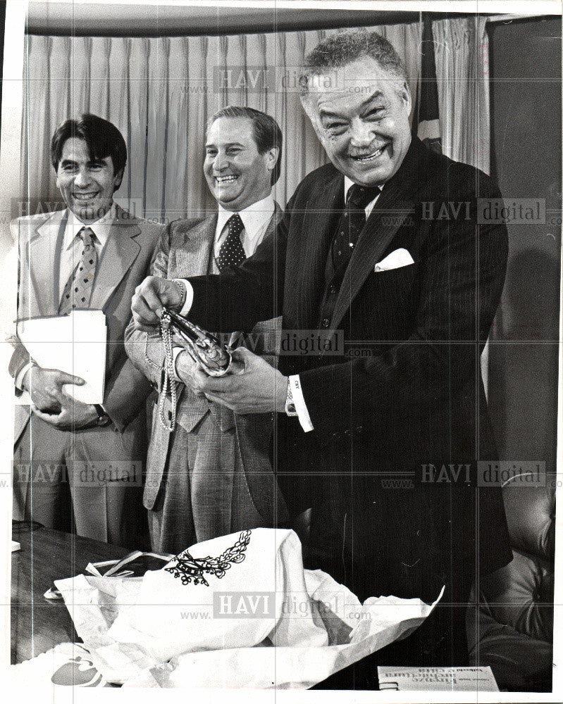 1977 Press Photo Mayor Young Florence handbag lady gift - Historic Images