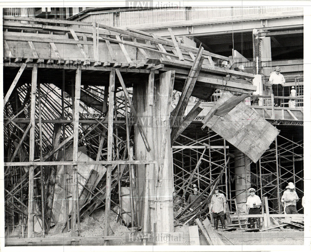 1976 Press Photo RenCen Garage worker injury - Historic Images