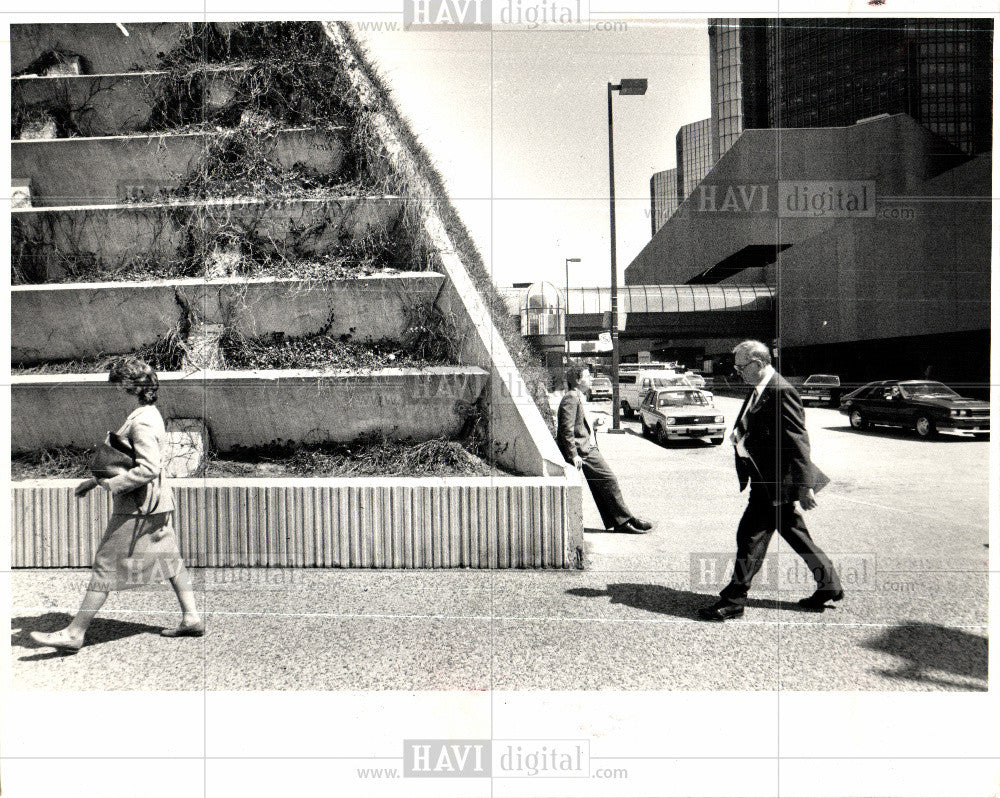 1987 Press Photo berms Renaissance Center landscaping - Historic Images