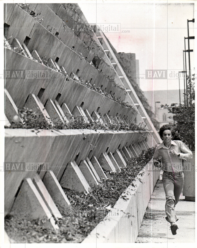 1977 Press Photo Renaissance Center Detroit-Great wall - Historic Images