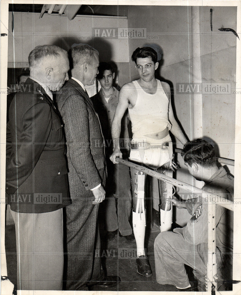 1945 Press Photo Victor Reis,artificial arms, auto - Historic Images