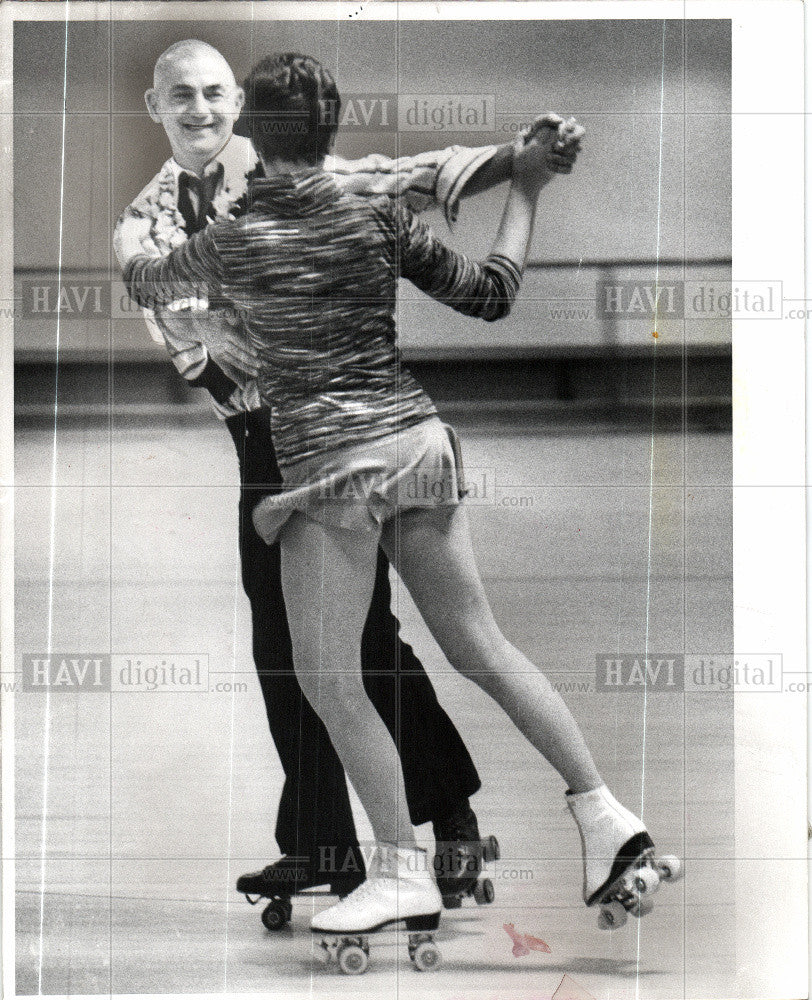 1977 Press Photo Roller Skating Senior Skaters - Historic Images