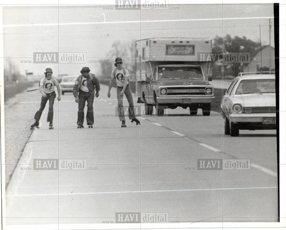 1977 Press Photo Jim kravetz Skaters - Historic Images