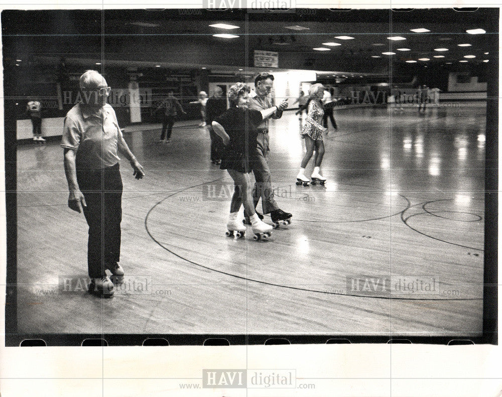 1988 Press Photo roller skating adults rink - Historic Images