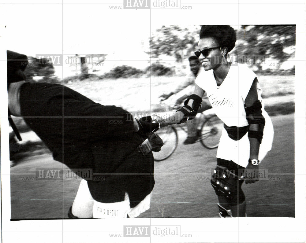 1992 Press Photo Roller blades street skating knee pads - Historic Images