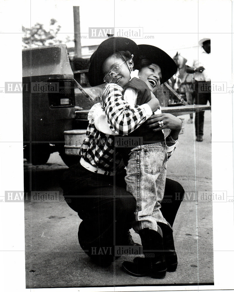 1990 Press Photo Rodeo Latting boy 12 years old - Historic Images