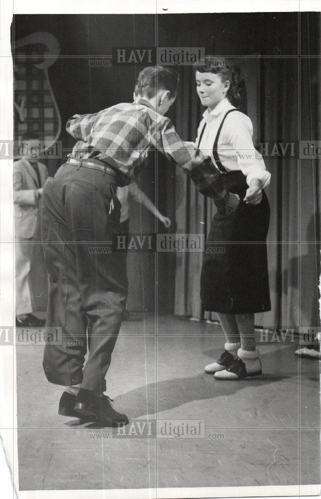 1960 Press Photo Ed McKenzies Saturday Party - Historic Images