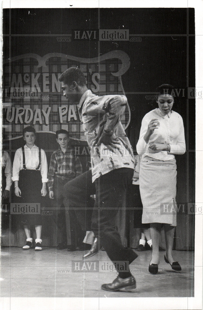 1960 Press Photo Ed McKenzies Saturday Party - Historic Images